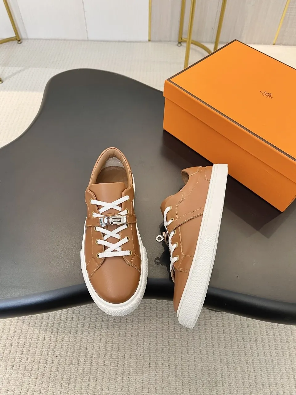 Men's Men's Shoes💰620❤️❤️❤️HERMES 2021 latest Kelly buckle white sneakers are online! The highest version on the market! Purchasing level quality! The H family rarely produces flat casual shoes, and they are styled with classic palladium-plated Kelly shoe buckles! Create a fashionable urban look that perfectly embodies the noble and elegant style of Hermès! Material selection: Fabric imported cowhide, lining + foot pads imported sheepskin, original molded TPU outsole, heavy gold molded kelly buckle full of texture Size: Female: 35-41 (41 is not returnable) Male: 39-45 (45 is not returnable)